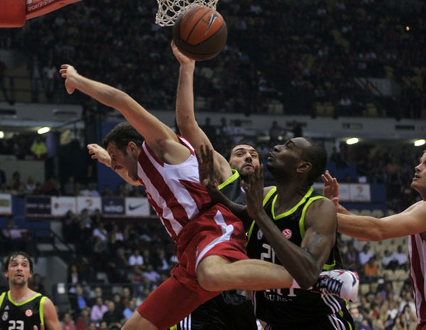 吉迪&布泽利斯半场25分，带队从落后11分到领先11分（吉迪携手布泽利斯半场砍下25分，球队从落后11分逆转至领先11分）