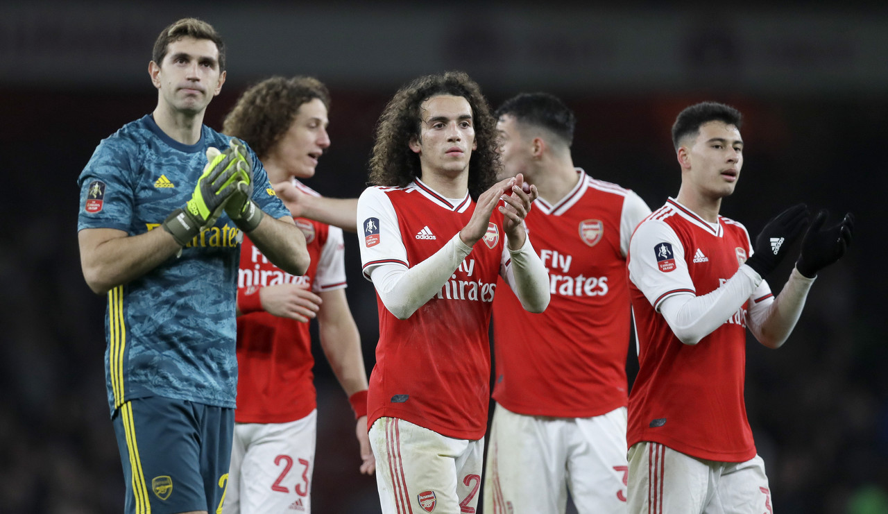 中超转会市场：广州队签下新前锋,（广州队引进新前锋，中超转会市场再起波澜）