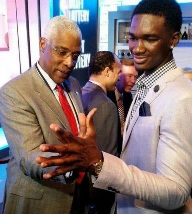 传闻：曼联和米兰球探现场考察18岁雷恩高中锋梅特（据称曼联与米兰派球探现场考察雷恩18岁中锋梅特）