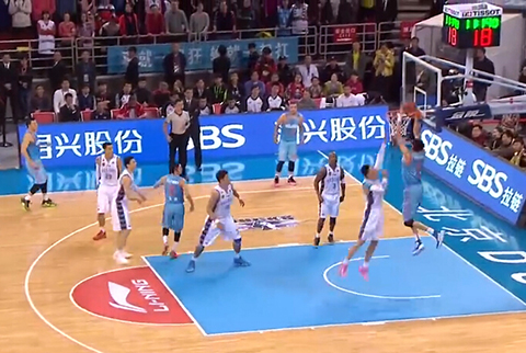 安德森本赛季欧联已送出11次关键传球，为欧联球员中最多（安德森本季欧联关键传球11次，高居榜首）