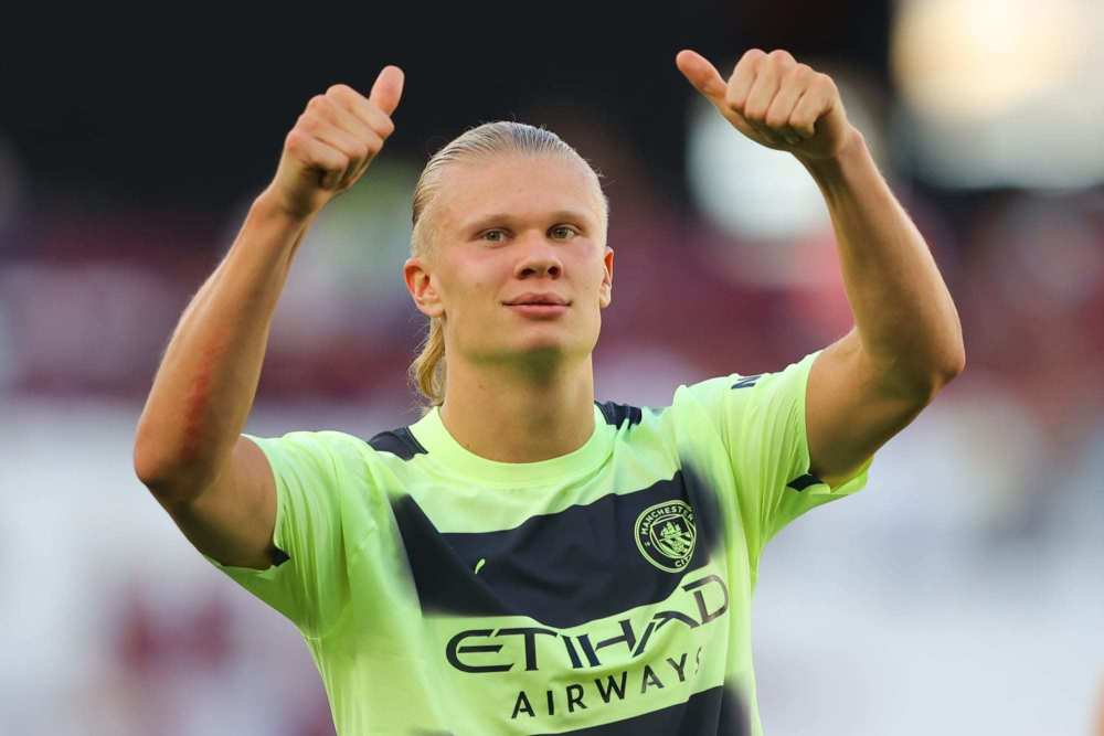 足球世界杯倒计时100天，全球球迷热情高涨（距足球世界杯开幕仅百日，全球球迷激情高涨）