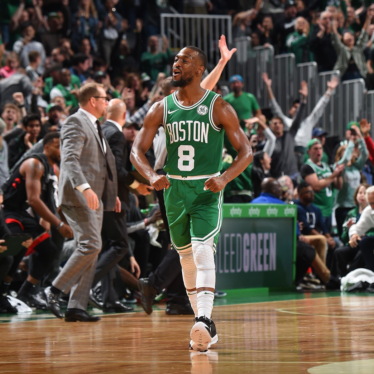 CBA：福建队绝杀北控 球迷沸腾（CBA：福建压哨绝杀北控，球迷狂欢）