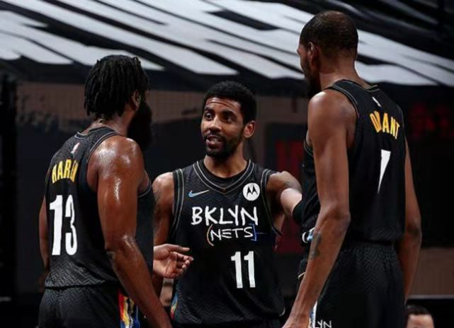 足球中超新外援亮相，身体对抗惊人（中超新外援首秀，身体对抗能力惊艳）