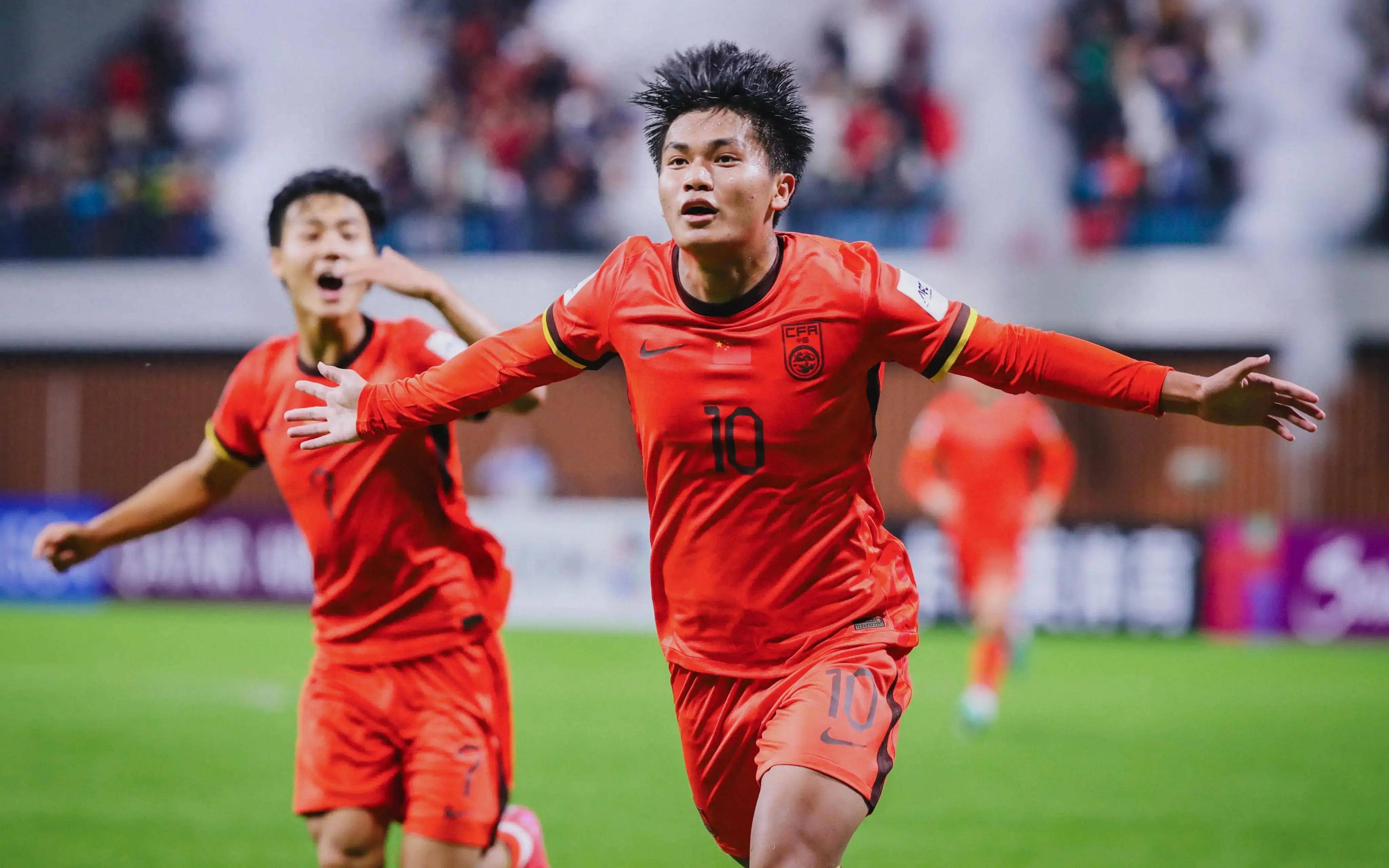 美女网红晒与詹姆斯合影将其称为GOAT！她是职业买手 不少球星是其客（职业买手美女网红晒与詹姆斯合照，称其为GOAT，众多球星是她的顾客）