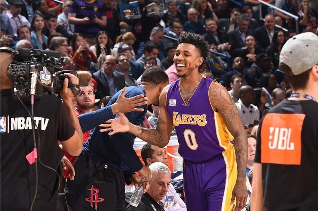 40岁以上单场25分+10助场次：詹姆斯5次，其他人0次（40岁以上球员单场25分+10助攻达成次数：詹姆斯5次，其他人0次）