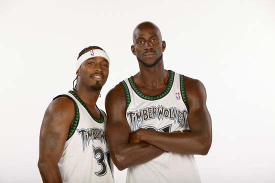 三杀雷霆！福克斯：无论对手是谁，我们都得专注于自身（三度击败雷霆！福克斯：不管对手是谁，我们只管做好自己）