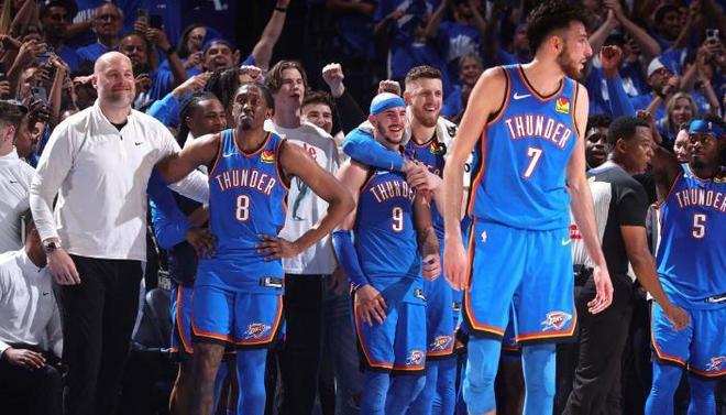 官方：米兰与18岁中场萨拉完成续约；据悉新合同到2030年（米兰官宣18岁中场萨拉完成续约，合约或至2030年）