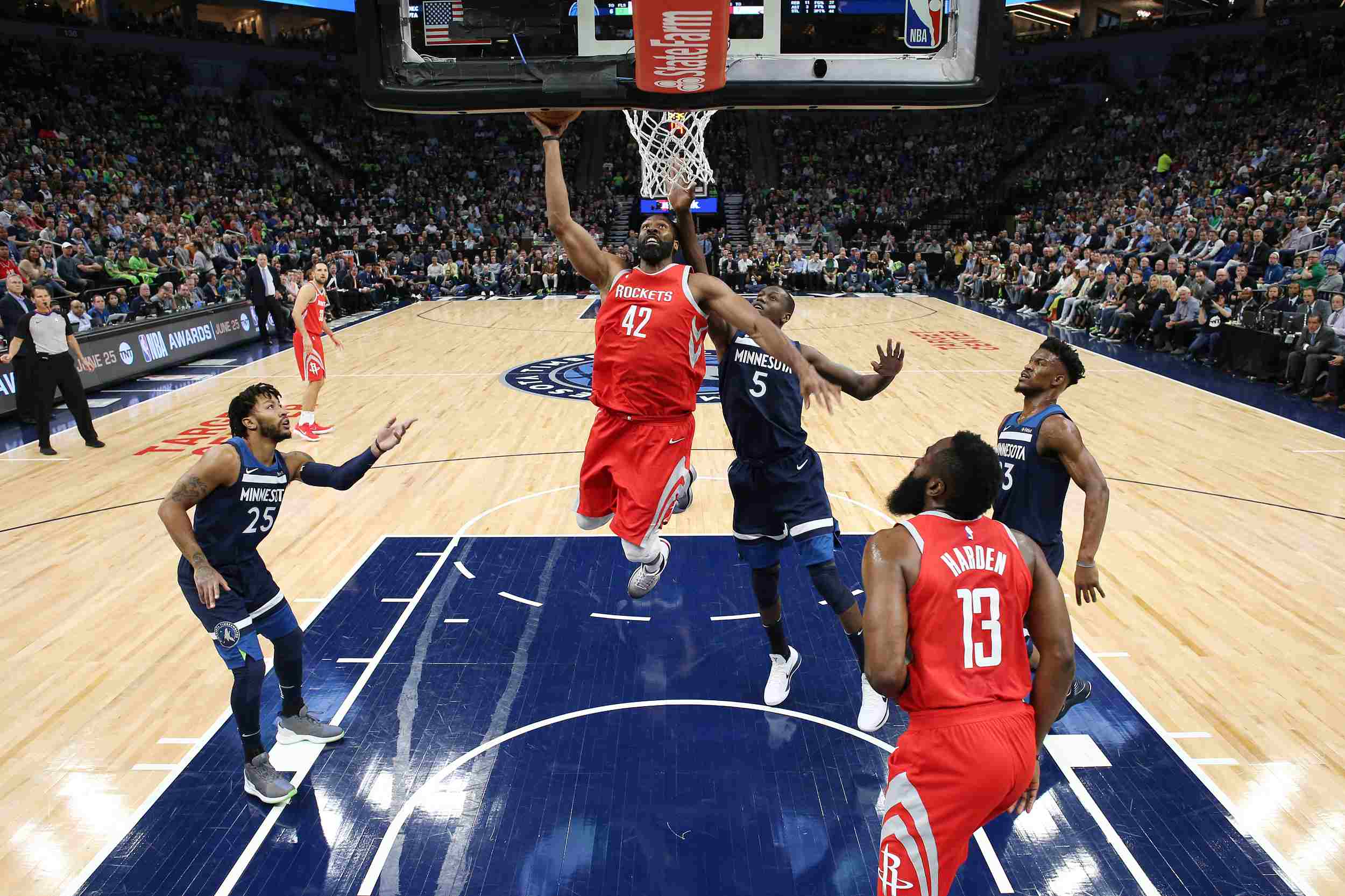 尼克斯队球员穆罕默德·迪亚瓦拉，一位来自非洲的篮球新星，在全球篮球界崭露头角。（来自非洲的尼克斯新星穆罕默德·迪亚瓦拉在全球篮坛崭露锋芒）