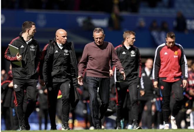 文班亚马赛后引领马刺球迷维京战吼庆祝胜利（文班亚马赛后率领马刺球迷高呼维京战吼庆祝胜利）