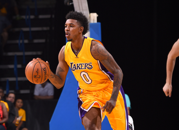 弹无虚发！李弘权首节3中3拿到8分4板 三分2中2（手感火爆！李弘权首节3投全中砍下8分4篮板，三分2投2中）