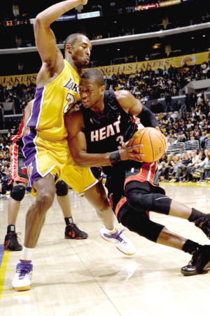 中外选手同台竞技！内蒙古国际大众短道速滑公开赛鸣枪（内蒙古国际大众短道速滑公开赛开幕！中外冰上健儿同场角逐）