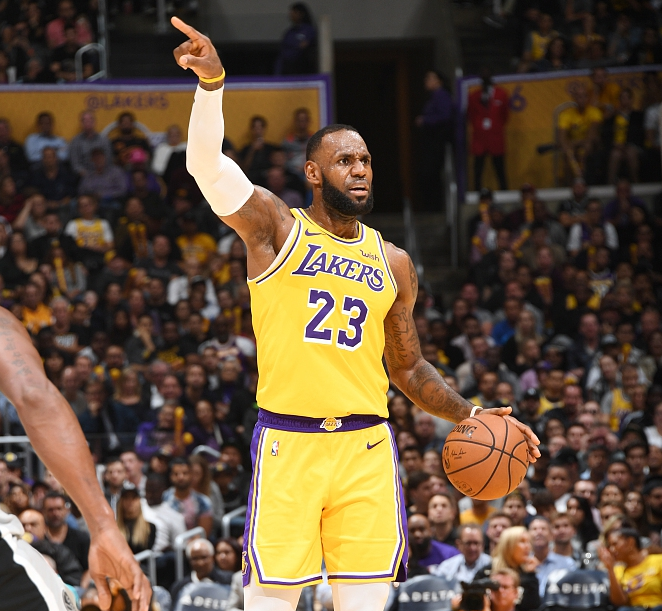 致敬球队传奇，多特官方商城为球迷免费印11号罗伊斯（多特蒙德官方商城免费印制罗伊斯11号 致敬球队传奇）