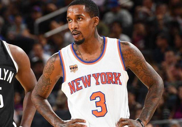 鹈鹕主帅：奎因这种能攻能传的中锋很少见，他成功迈出一大步（鹈鹕主帅盛赞奎因：攻传兼备的稀有中锋，已迈出关键一步）