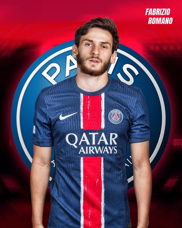 输掉国家德比后，河床球员萨拉斯用拳击打场内拍照的一名人员（国家德比失利后，河床球员萨拉斯拳击场内拍摄人员）