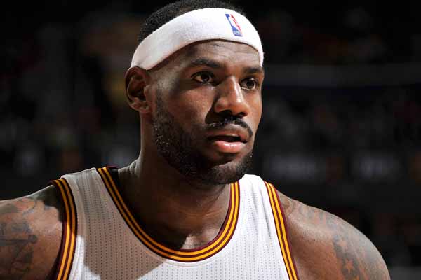 拉菲尼亚无缘最佳阵容，妻子社媒质疑：难道他是篮球运动员？（拉菲尼亚落选最佳阵容，妻子社媒发问：他是打篮球的吗？）