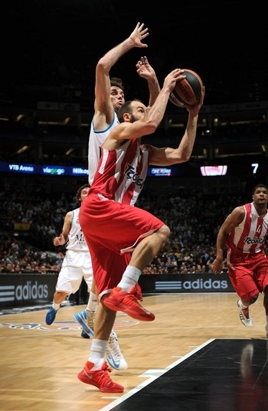 亚马尔战法兰克福全场数据：三次关键传球，助攻孔德反超比分（亚马尔对阵法兰克福送出3次关键传球，并助攻孔德完成反超）